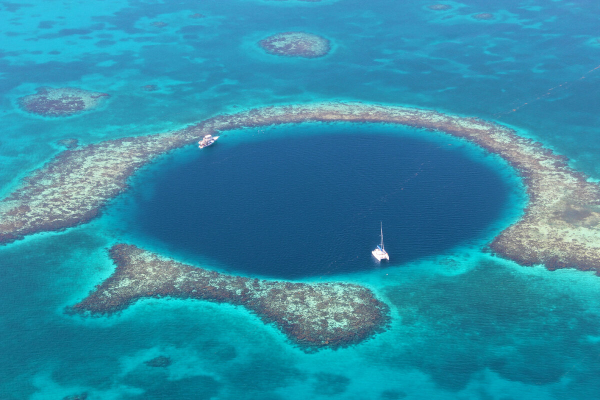 Тихий океан кольцо. Большая голубая дыра, Лайтхаус-риф. Марианский жёлоб. Юкатан полуостров большая голубая дыра. Большая голубая дыра Белиз Центральная Америка.