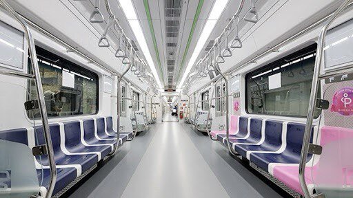 Вагон корейского метро. Розовые места - места для беременных женщин