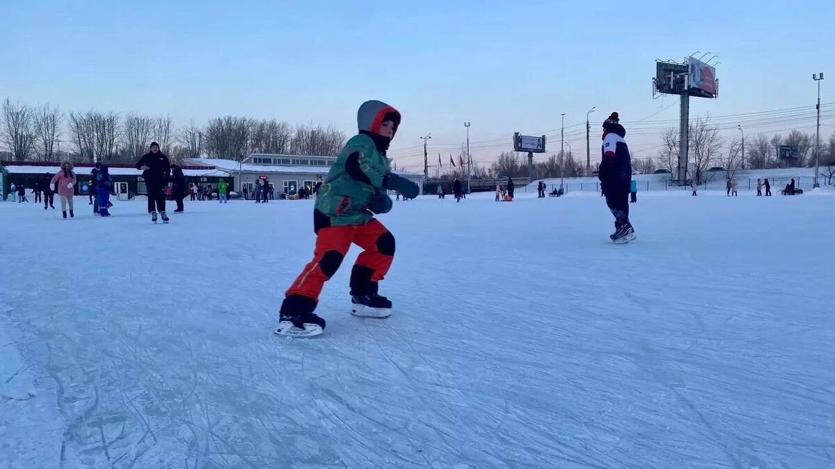     Из-за сильного ветра 15 января будет закрыт каток на острове Татышев.