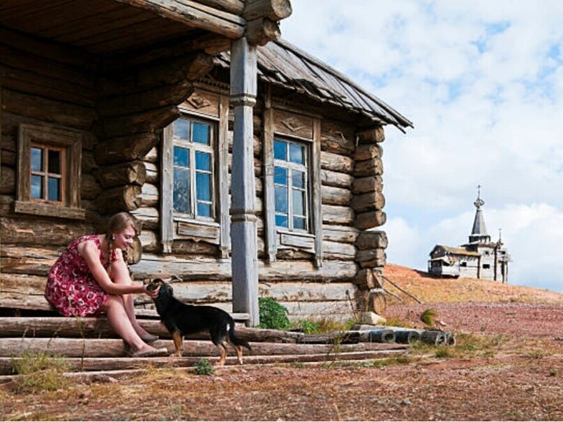 Девушка на крыльце в деревне. Сидит на крыльце в деревне. Девушка в деревенском доме. Порог дома в деревне. Русская жена ждет мужа