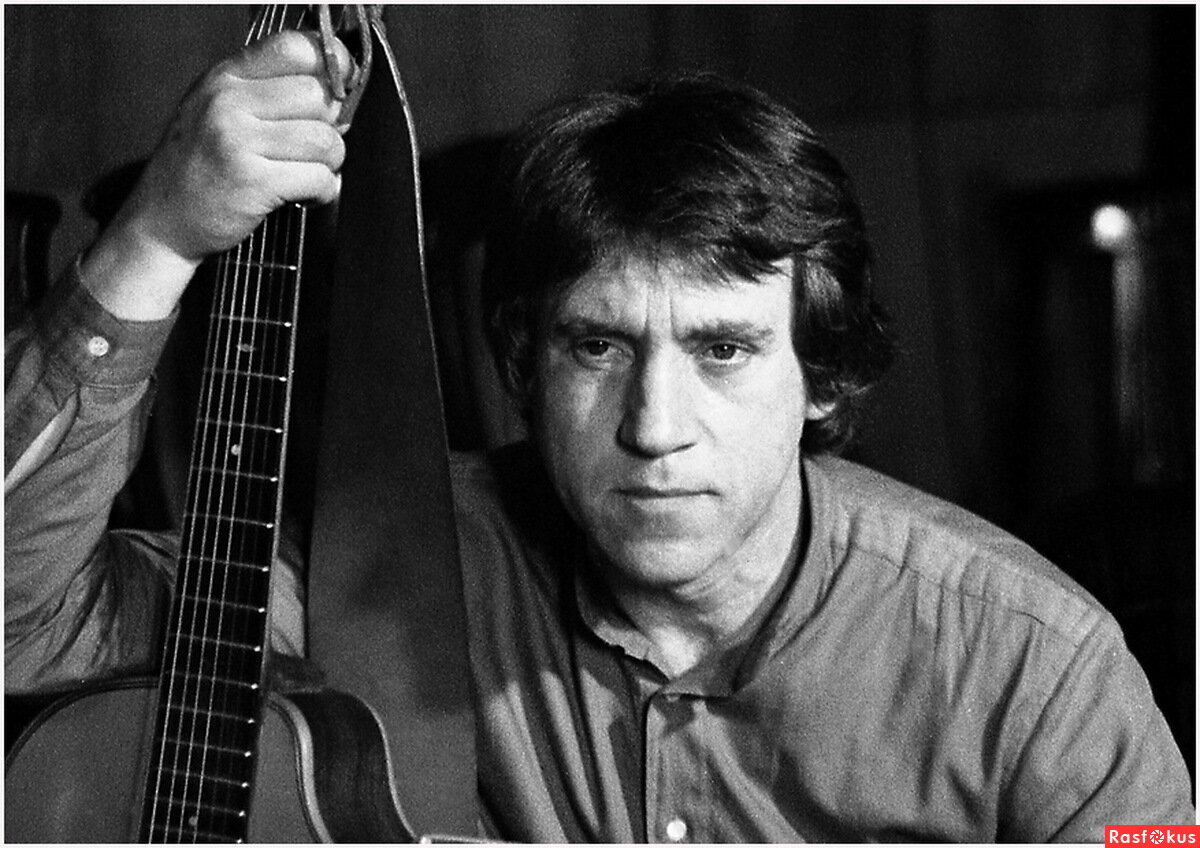 текст песни сумасшедшая алексей воробьев. кто поет эту песню. рамиль краш. даня милохин и николай басков. клава кока краш.