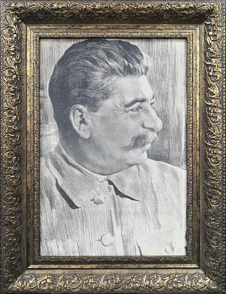 Портрет «И. В. Сталин», художник И. И. Бродский, оцинкованный металл, печать, СССР, 1930-е. Фото с нашего сайта dvaveka.ru