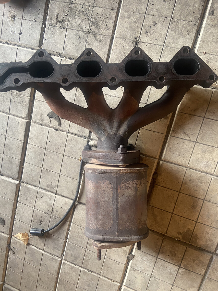 Снятый выпускной коллектор с катализатором