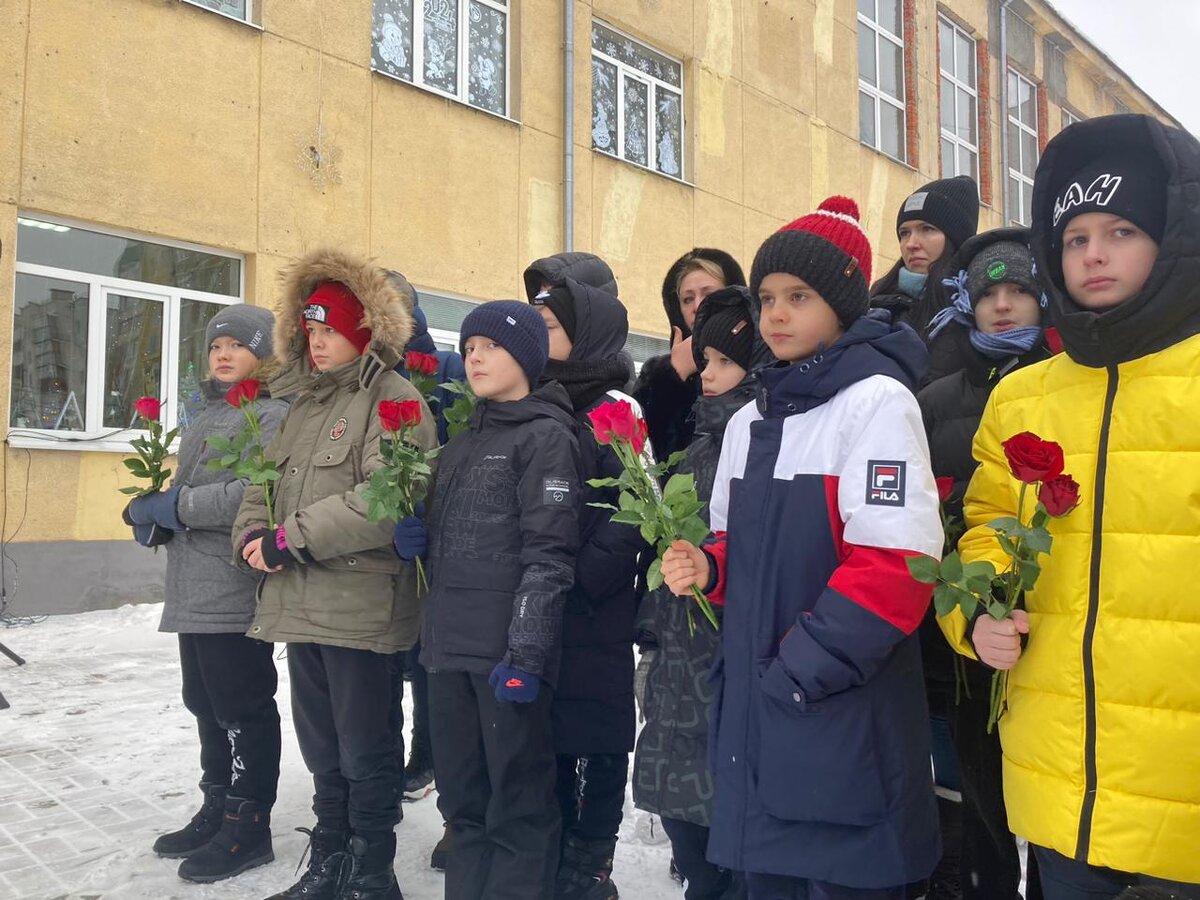    В Курске открыли памятный барельеф погибшему в СВО Никите Карпову