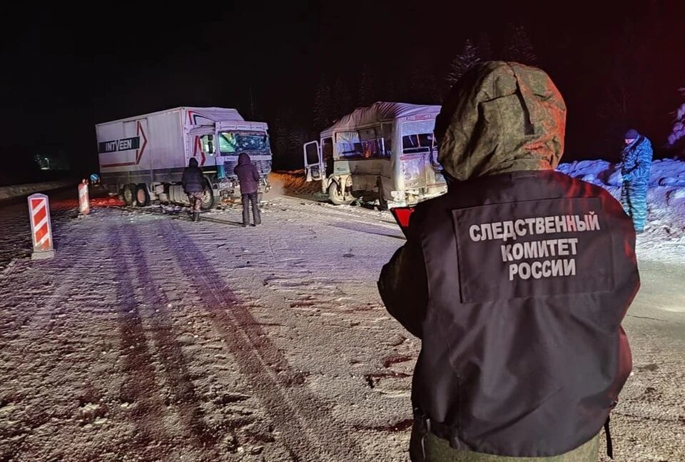    Свердловской области фура столкнулась с автобусом