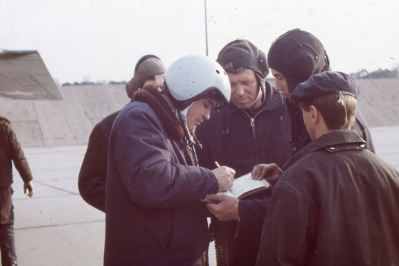 
После полета – спасибо АНГЕЛАМ-ХРАНИТЕЛЯМ и запись в журнал подготовки самолета «Замечаний нет».