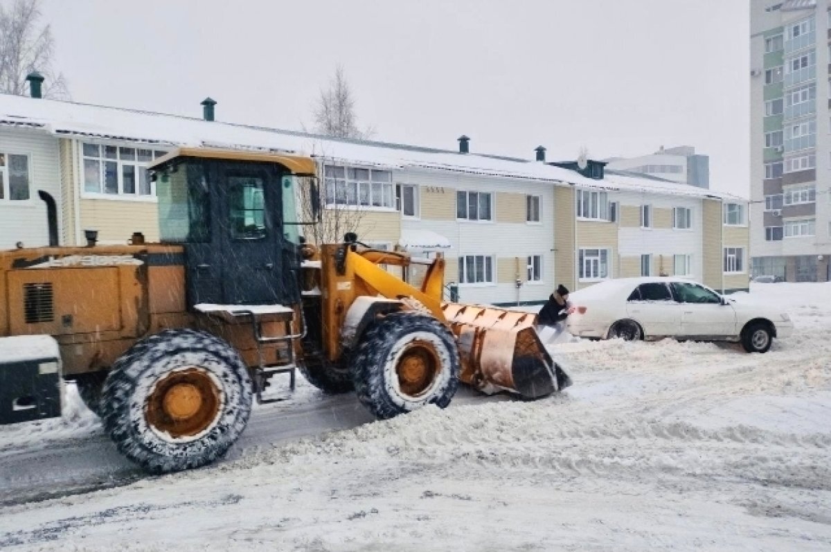    На уборку 15 января вышло более 80 единиц спецтехники.
