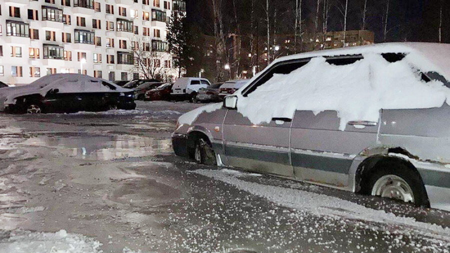 ▲ В Калуге машины вмерзли в лед, который образовался после разлития кипятка