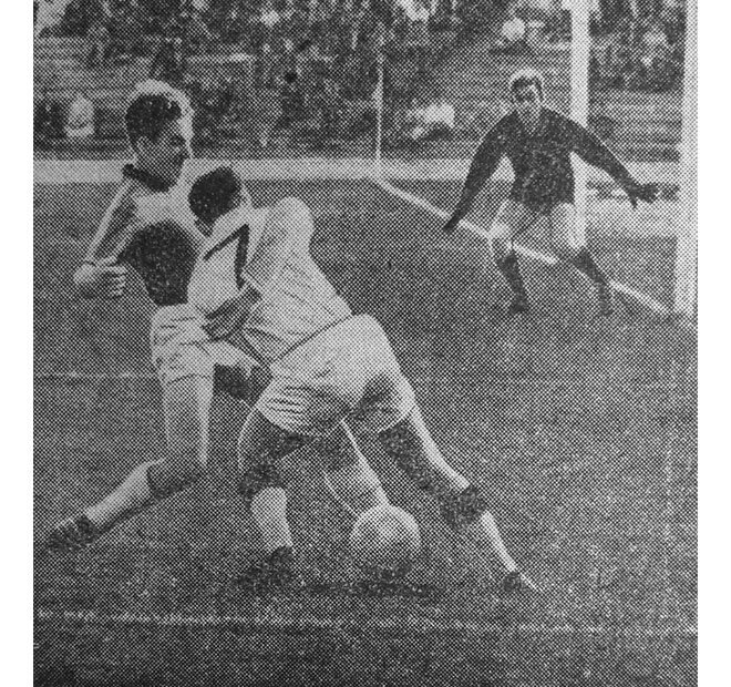 «Торпедо» - «Торпедо» (Кутаиси) – 6:3. Ворота хозяев атакует форвард гостей Джумбер Хажалия (№7). Рядом с ним защитник москвичей Леонид Островский, на дальнем плане – голкипер хозяев Анатолий Глухотко.