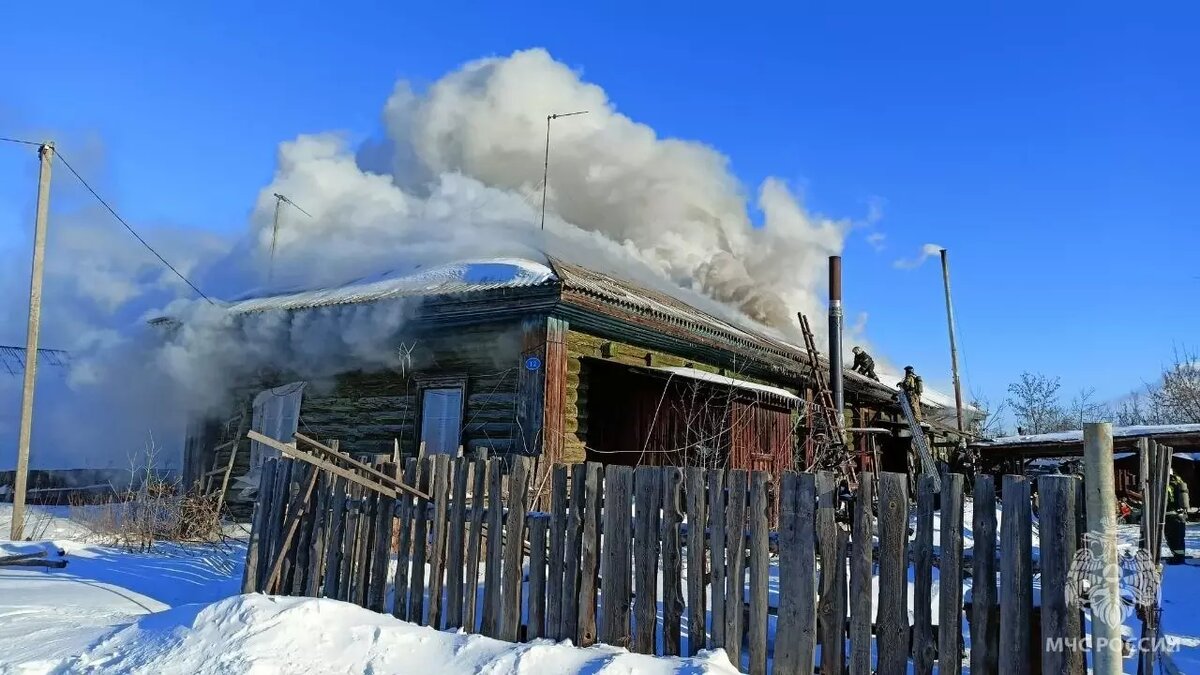     Огонь поглотил 350 квадратных метров, жильцы эвакуировались из здания самостоятельно.