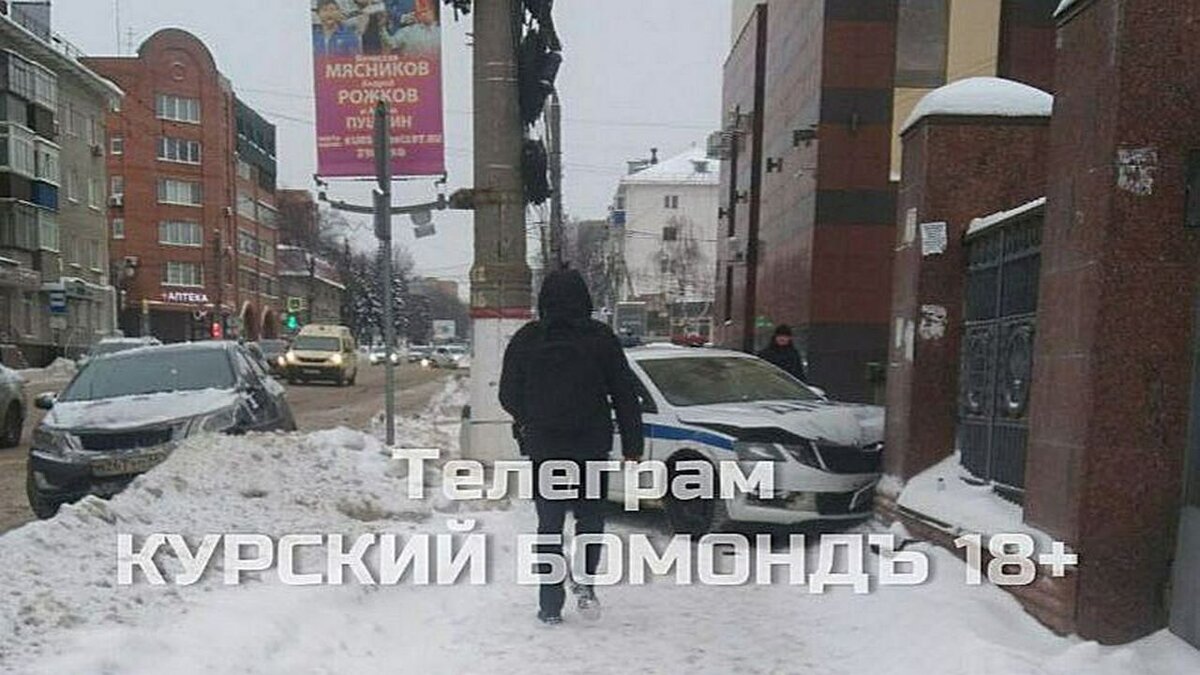    В центре Курска автомобиль ГИБДД протаранил ограждение стадиона