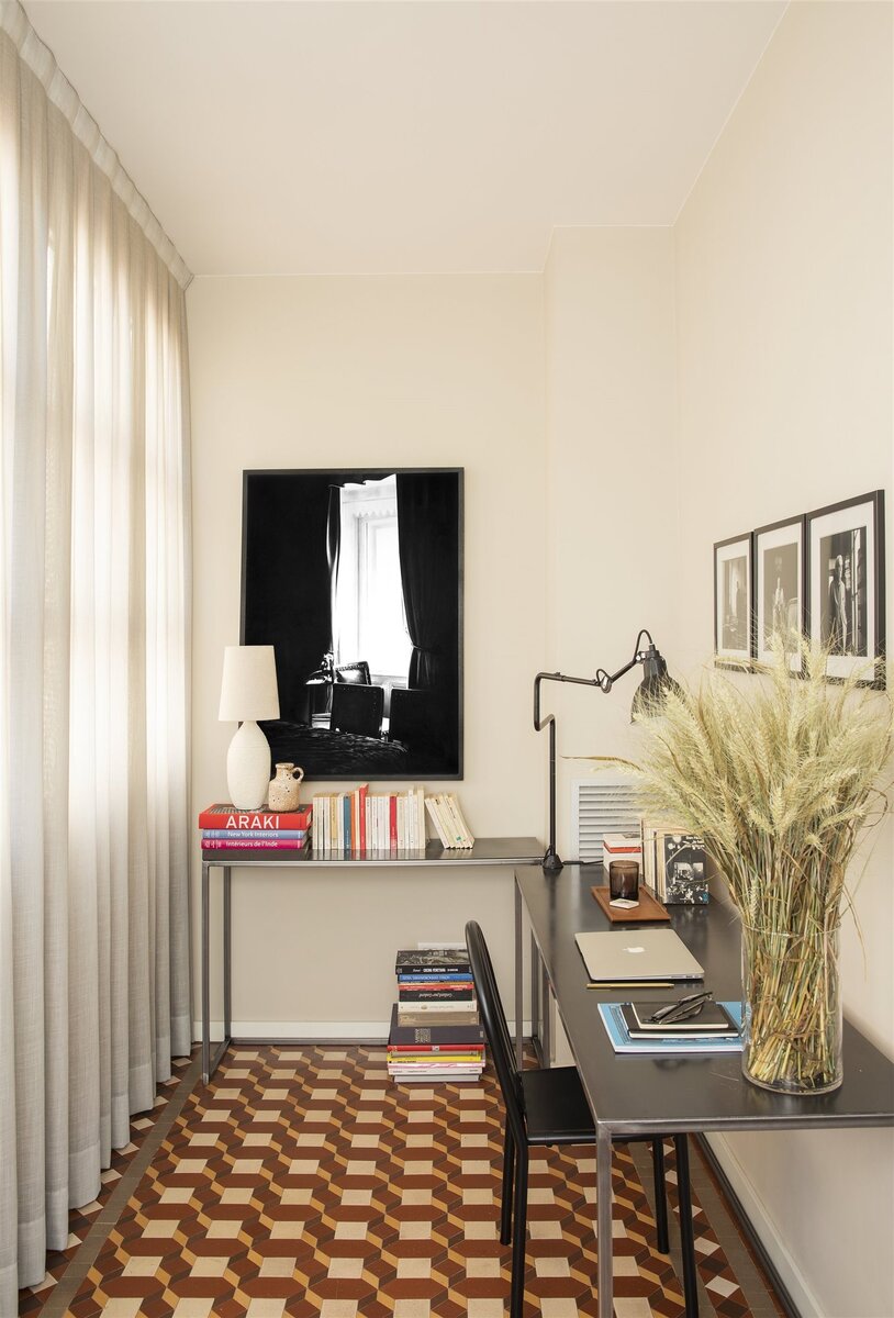 Дизайн с простыми и современными линиями, с использованием прочных материалов, таких как сталь и мрамор, а также теплого льна и бархатного текстиля. 