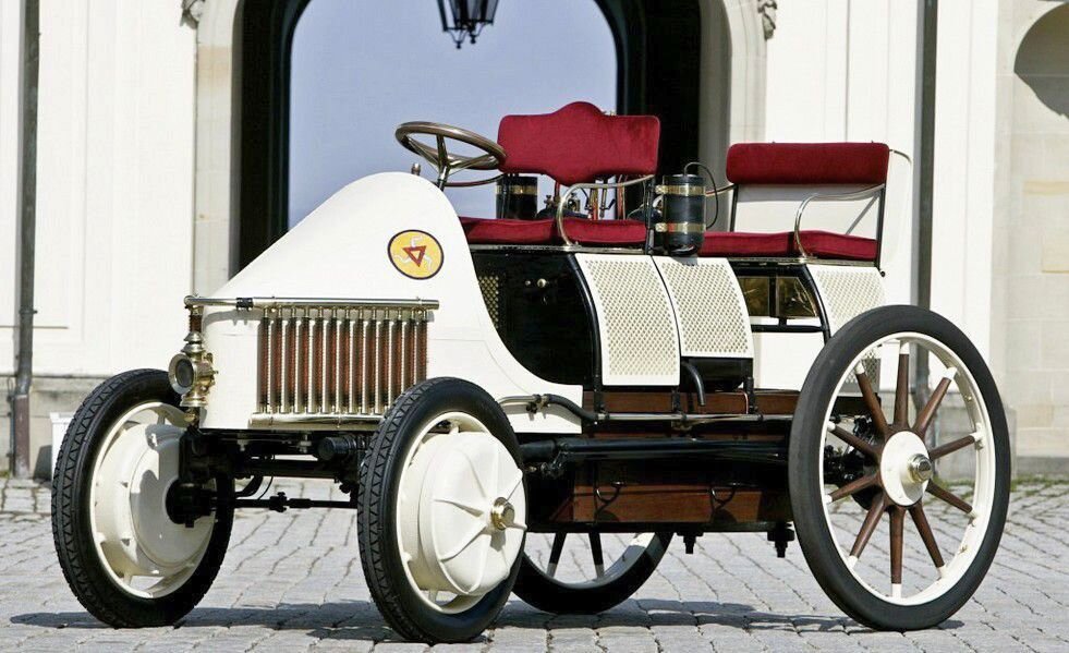 Первые владельцы автомобилей. Электромобиль Lohner Porsche. Lohner-Porsche гибридный автомобиль. Электромобиль Porsche 1900г. Гибридный автомобиль Фердинанда Порше.