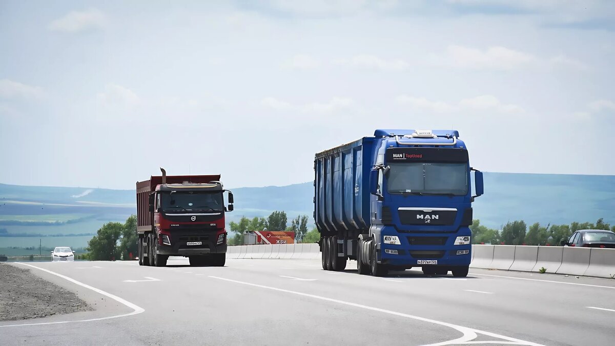     Кандидат экономических наук Николай Кульбака объяснил, как российские дороги после СВО и санкций «пережили» перестроение логистических потоков, сколько россияне переплачивают за обходные пути доставки импорта и чем нам аукнется экспансия китайского автопрома. Подробнее — в интервью «НИ».