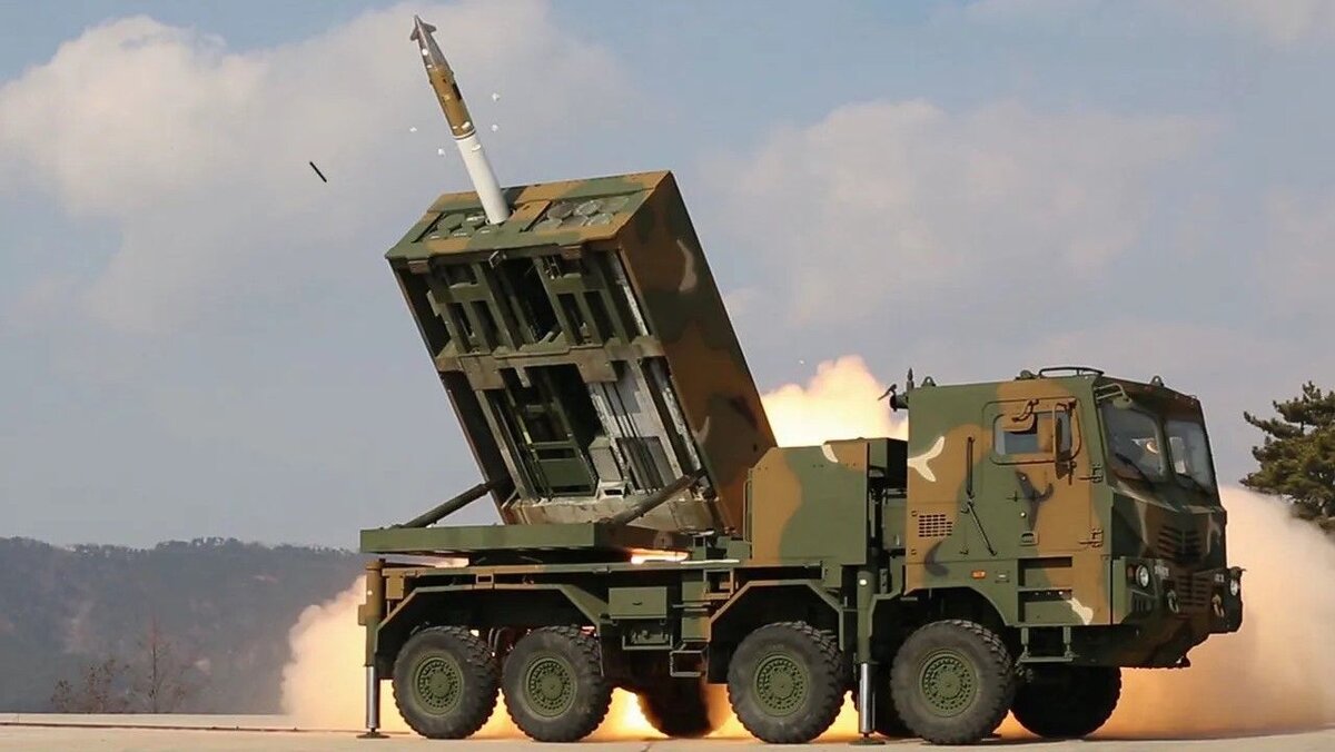 Рис. 1. Пуск управляемой ракеты калибра 239 мм с РСЗО K239 Chunmoo. Фото: Hanwha Defense.