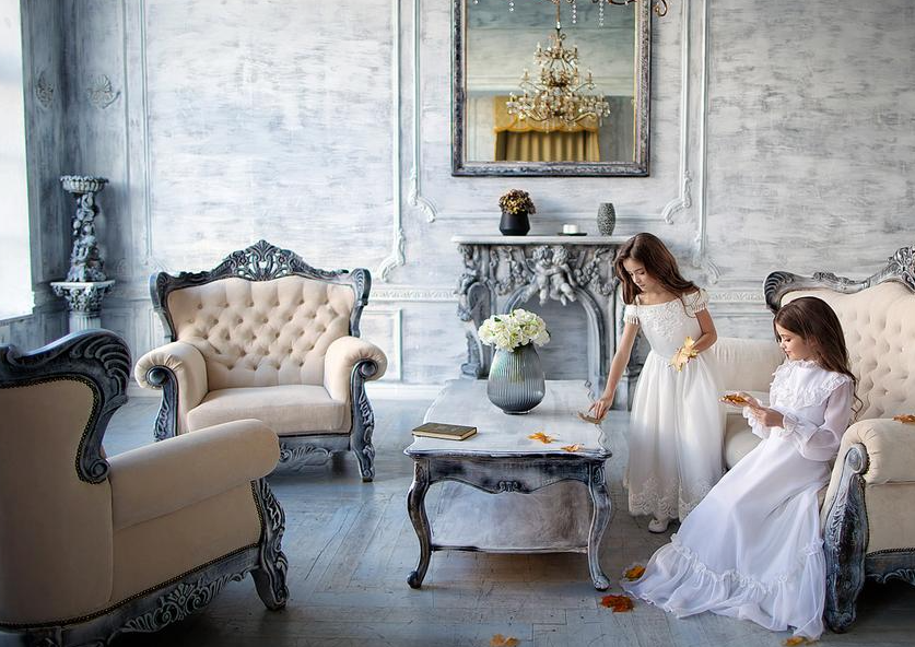 Две девушки в бальных платьях. Две девушки в красивых платьях. Подруги в весерних поатья. Две девочки в платьях. Молодые красивые подруги.