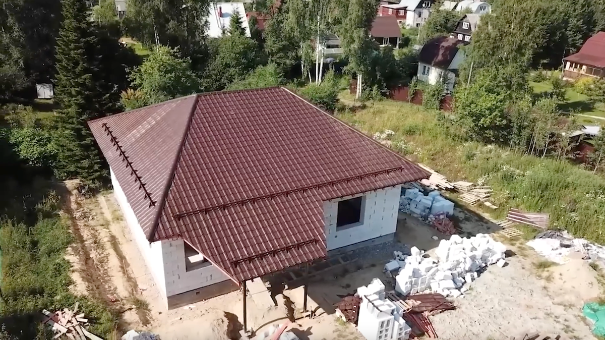 Кровля - металлочерепица interprofil. Кровля испанская сьерра. Фронтон шинглас. Кровля. Дом кровля шеффилд клубника.