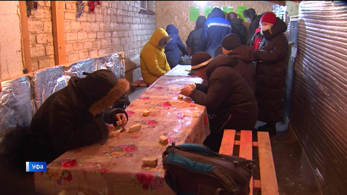    В Уфе в морозы волонтеры организовали горячее питание для бездомных и малоимущих – сюжет «Вестей»