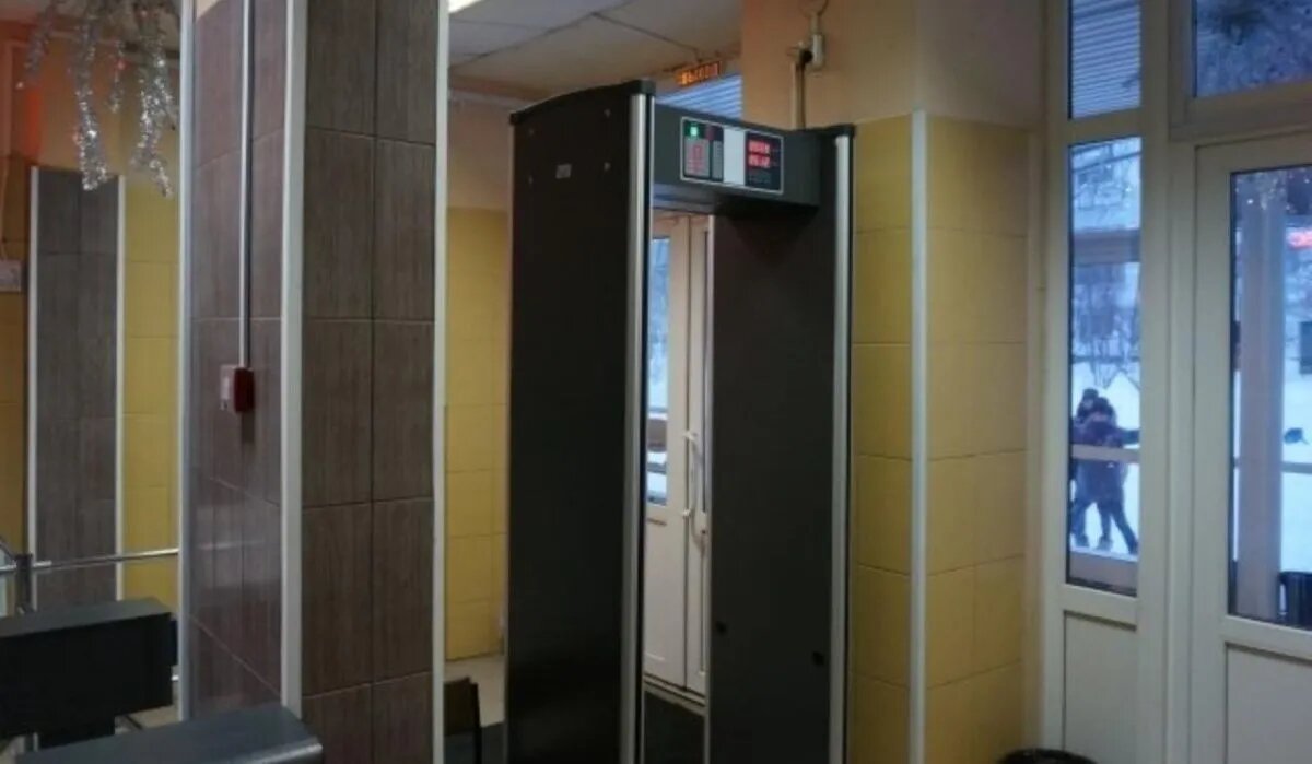 Вход в пермскую школу. Источник: perm.aif.ru Автор фото: Ольга Семенова 