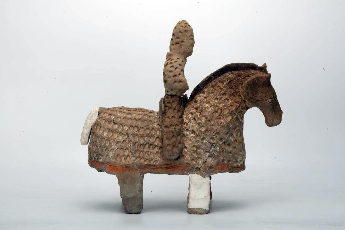 Глиняный артефакт, изображающий солдата верхом на лошади, обнаружен на территории кладбища Бэйчэнцунь в Новом районе Сисянь, провинция ШэньсиПРЕДОСТАВЛЕНО CHINA DAILY)