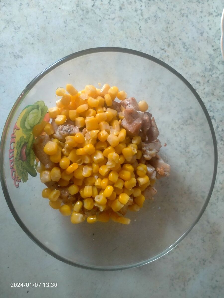 Салат с творогом и тунцом. Салат с консервированной рыбой. Салат с добавлением консервированных. Салат с рыбными консервами. Салат с рыбной консервой и яйцом.