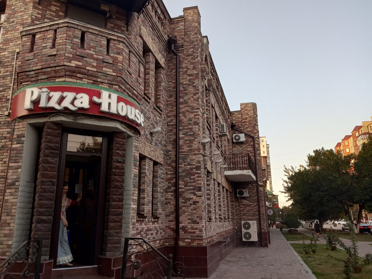 Адрес кафе Pizza-House: Грозный, 
просп. Махмуда Эсамбаева, 2/1 (ВХОД С ПР. В.В. ПУТИНА)