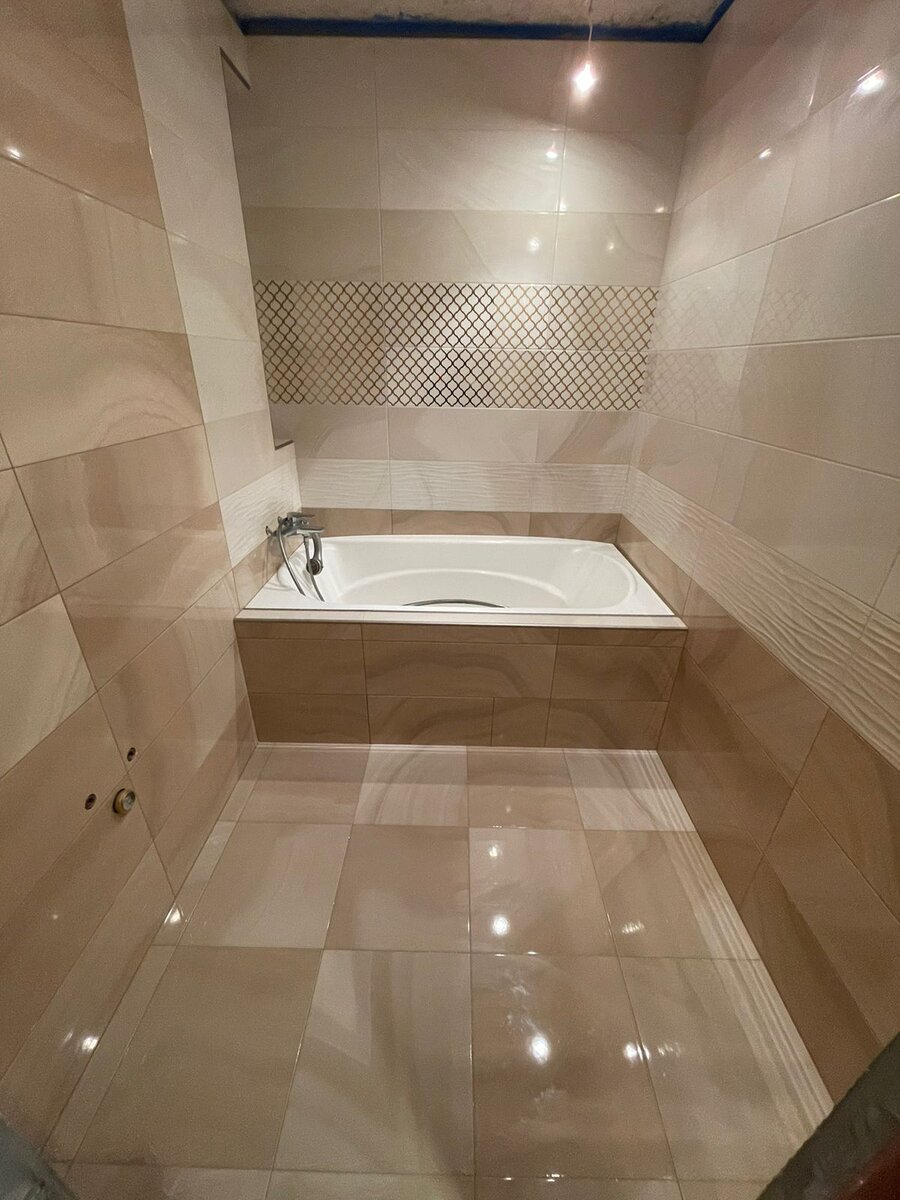 Ванные комнаты бюджетный вариант. Отделка ванной комнаты плитка и краска. Ванная комната бюджетный вариант плитка. Туалет в ванной комнате. Бюджетные ванные комнаты.