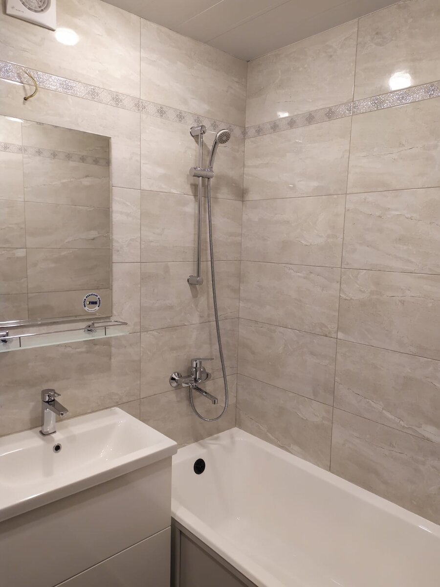 укладка плитки в ванной на стены. плитка над ванной выложить. укладка плитки на ванну. укладка кафельной плитки. укладка плитки от ванны.