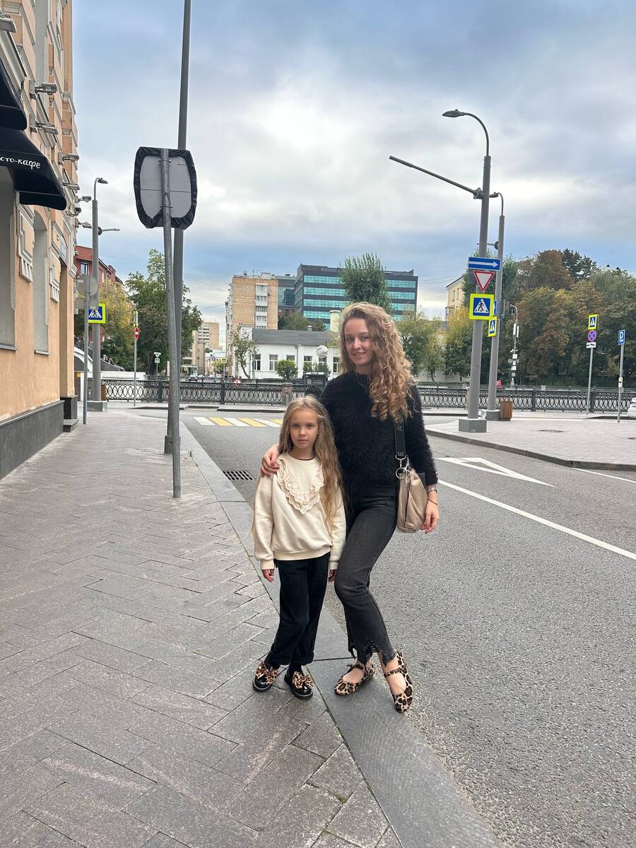 Это мы с дочкой визуализируем жизнь на Павелецкой 😅