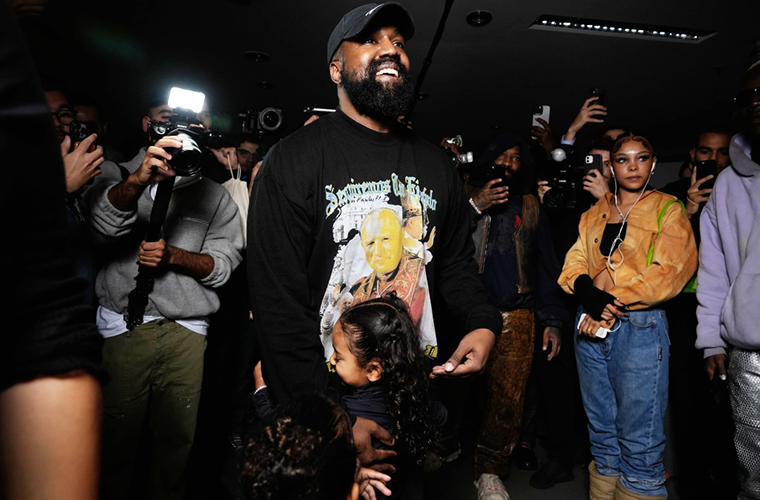 Канье Уэст на 9-ом сезоне Yeezy в Париже, 2022 год.