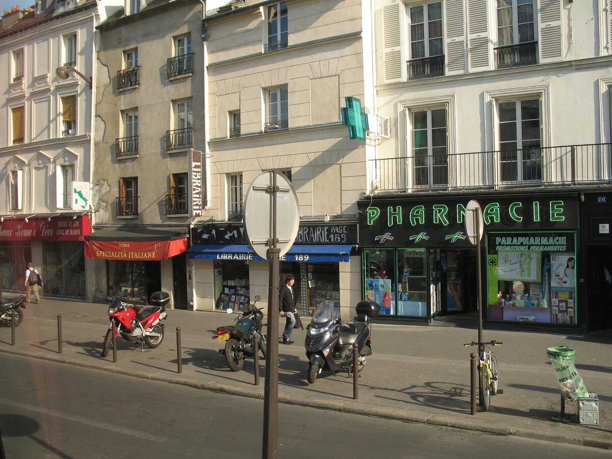 -Пока все как у нас. Обычные дома ,обычные люди спешат на работу , гуляют с собачками. Отель очень скромный за городом. И автобусная экскурсия по Парижу. Улицы и достопримечательности уже много раз всеми описаны  поделюсь своими  впечатлениями. 