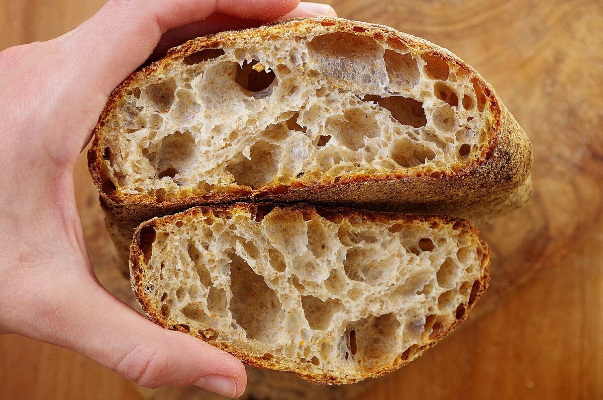 Хлеб Тартин на закваске. Чиабатта. Хлеб с дырочками. Дрожжевой хлеб. Домашний хлеб из цельнозерновой муки без дрожжей
