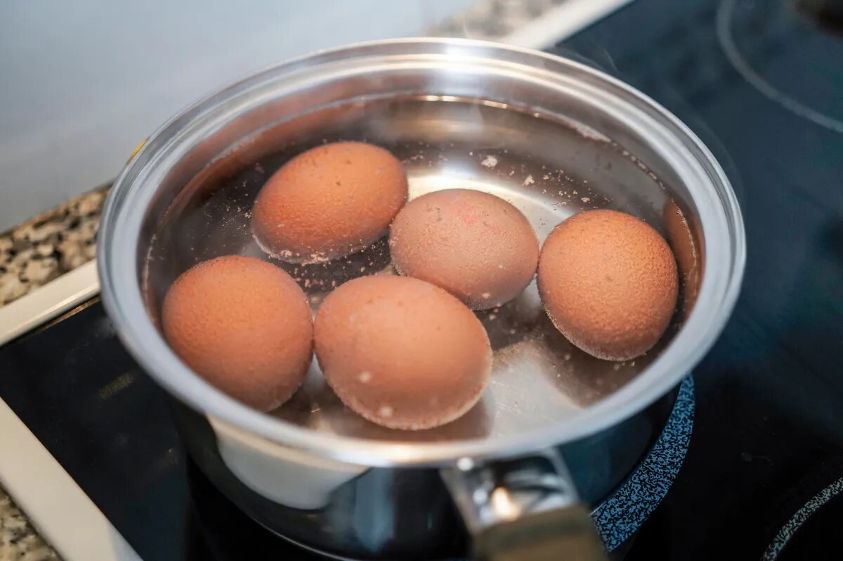 Яйца всплыли в холодной воде перед варкой. Steamed Egg Trap.