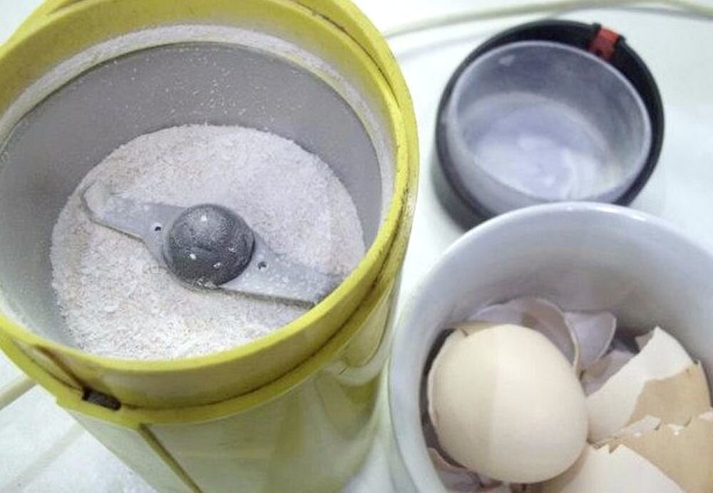 Normalerweise bleiben nach dem Kochen von Eiern zwei Dinge übrig: Wasser und Schalen. Es stellt sich heraus, dass das Wasser überhaupt nicht in den Abfluss geschüttet werden muss und die Muscheln nicht in den Müll geworfen werden müssen.-3