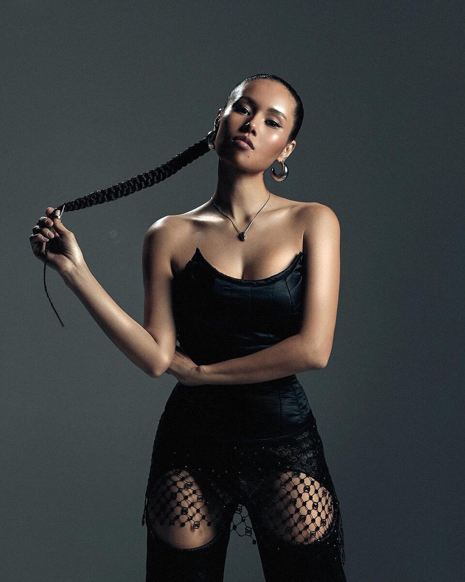 Зима в самом разгаре, а это значит, не будет лишним немного согреться. Сегодня предлагаем полюбоваться сочными и привлекательными снимками от любимых знаменитостей. Нюша Кажется, Нюша что-то задумала.-4