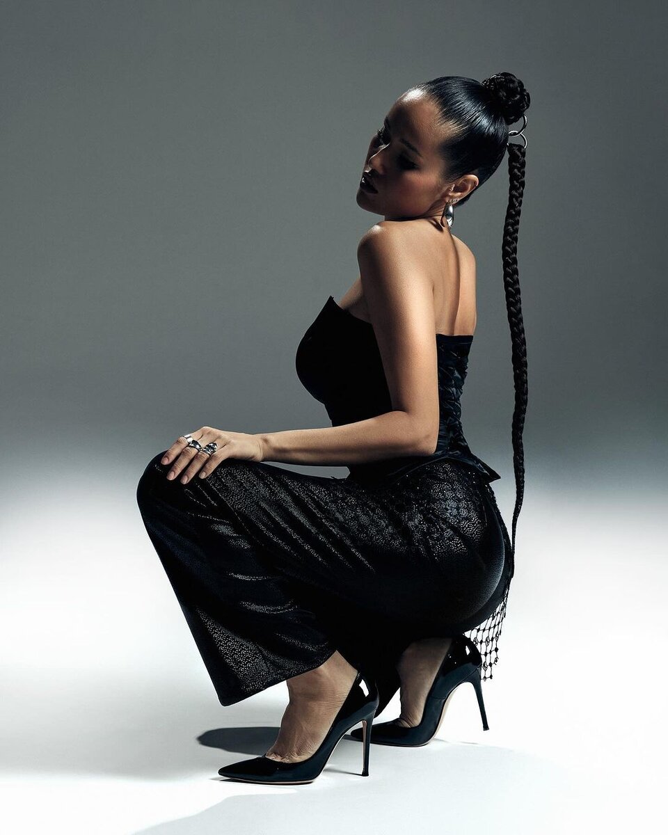 Зима в самом разгаре, а это значит, не будет лишним немного согреться. Сегодня предлагаем полюбоваться сочными и привлекательными снимками от любимых знаменитостей. Нюша Кажется, Нюша что-то задумала.-3