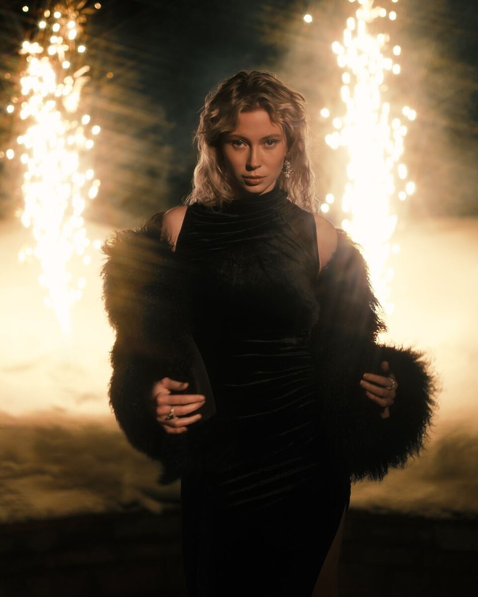 Зима в самом разгаре, а это значит, не будет лишним немного согреться. Сегодня предлагаем полюбоваться сочными и привлекательными снимками от любимых знаменитостей. Нюша Кажется, Нюша что-то задумала.-18