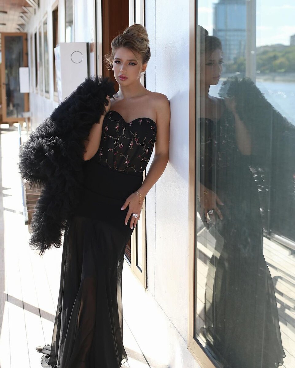 Зима в самом разгаре, а это значит, не будет лишним немного согреться. Сегодня предлагаем полюбоваться сочными и привлекательными снимками от любимых знаменитостей. Нюша Кажется, Нюша что-то задумала.-19