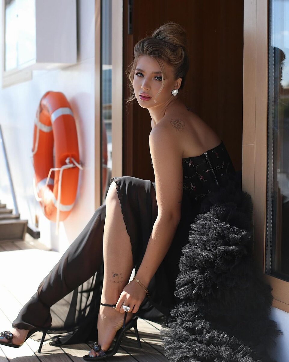 Зима в самом разгаре, а это значит, не будет лишним немного согреться. Сегодня предлагаем полюбоваться сочными и привлекательными снимками от любимых знаменитостей. Нюша Кажется, Нюша что-то задумала.-20