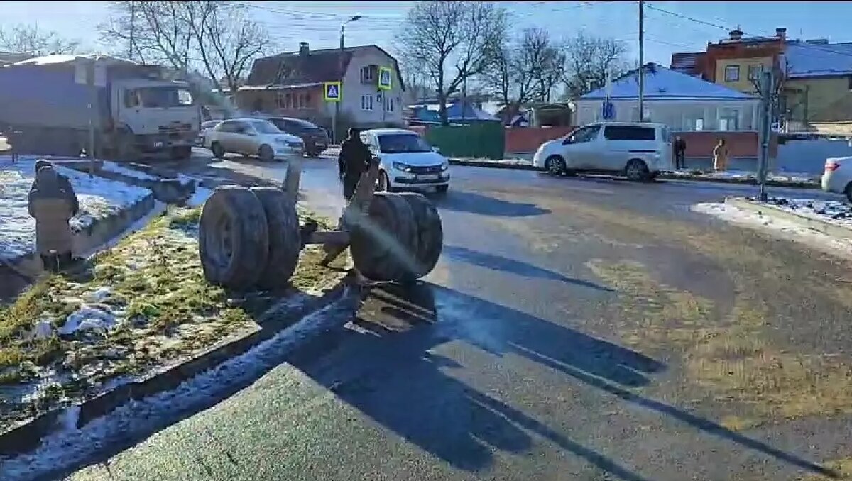 Едут по кукурузе: в Пятигорске образовалась пробка из-за ДТП с зерновозом |  newstracker.ru | Дзен