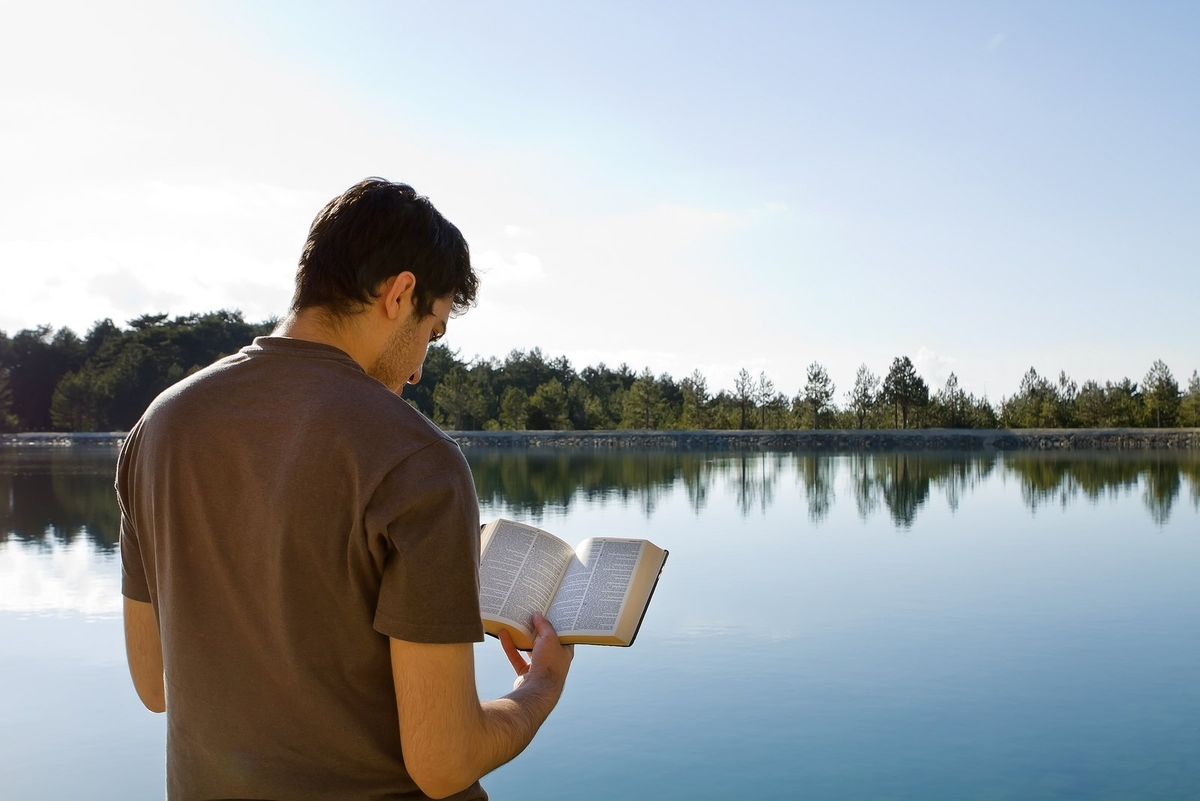 Человек с Библией. Человек с Библией на природе. Чтение Библии. Чтение Библии на природе. Чтения на озерах