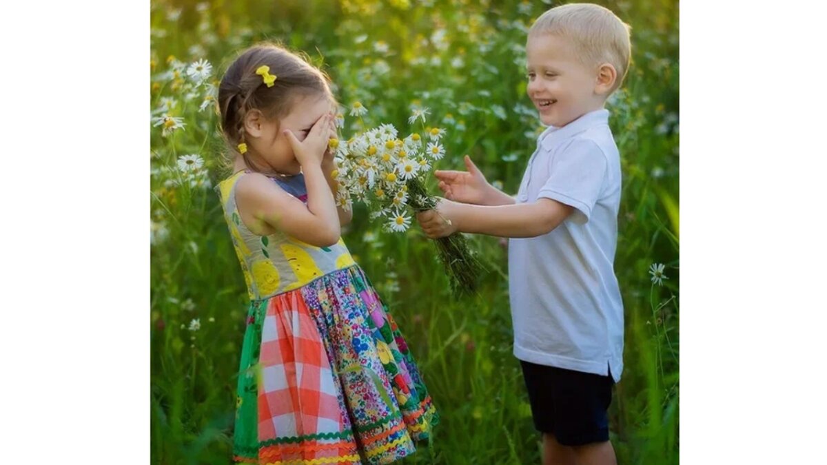 Любовь к природе это чувство. Мальчик дарит девочке цветы. Дети с цветами. Делиться радостью. Друг и в радости друг.