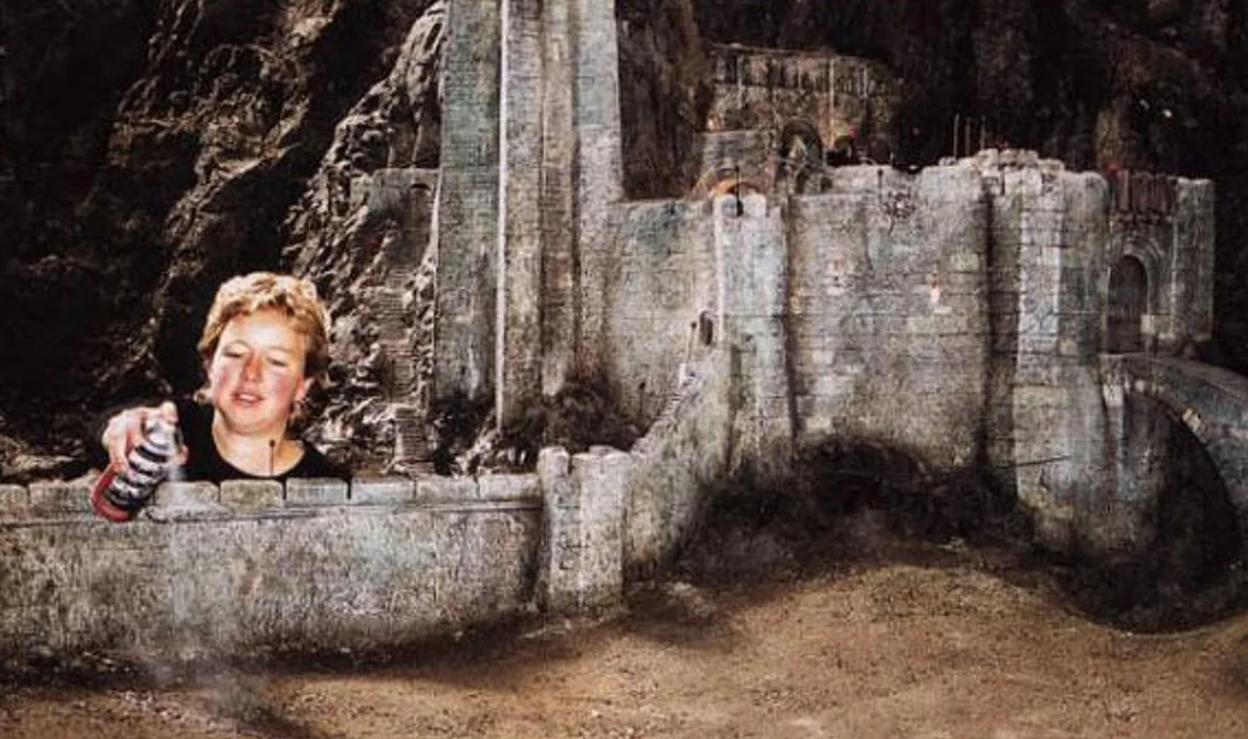 That s deep. Дьявол младший. Достаточно gif. Властелин колец хельмова падь битва. Глубокая мысль мем.