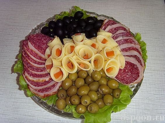 Красивая нарезка. Колбасная нарезка. Красиво разложить нарезку из колбасы и сыра. Нарезка колбасы и сыра. Красиво разложить колбасу и сыр.