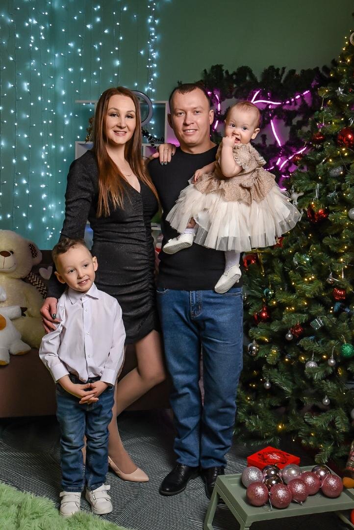 Новогодняя фотосессия семейная. Образы для новогодней фотосессии семьей в студии. Новогодняя семейная фотосессия в студии. Семейная фотосессия в студии. Новогодняя семейная фотосессия в студии.