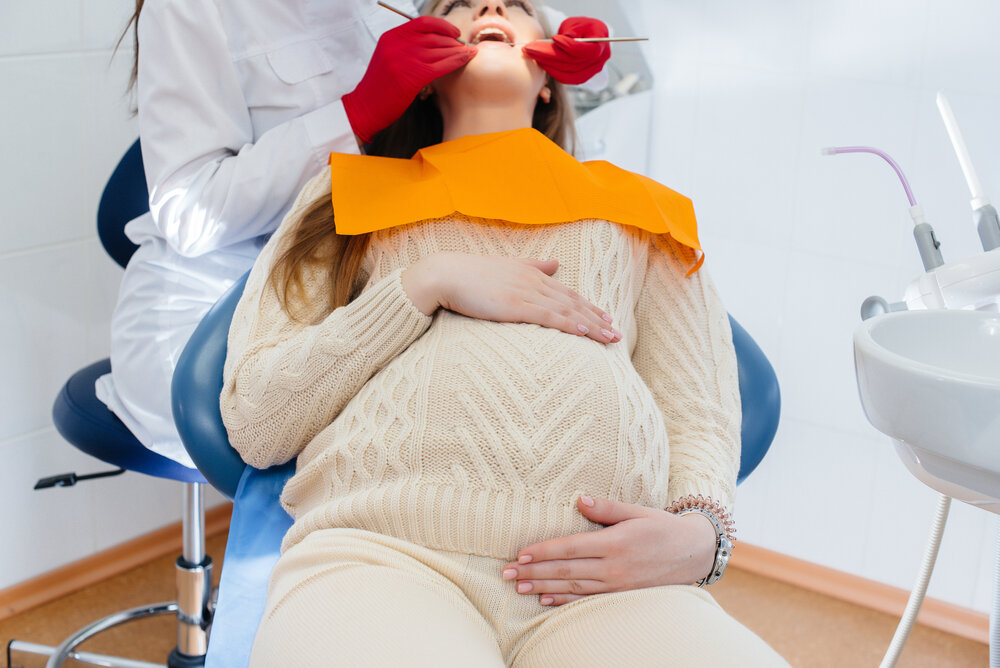 Женщина на приеме зубного врача.