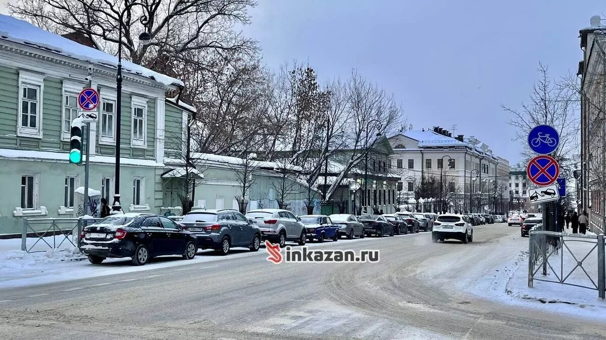    Автолюбители продолжают нелегально парковаться у здания республиканского Следственного комитета на улице Большая Красная в Казани. Об этом с места сообщил корреспондент Inkazan.