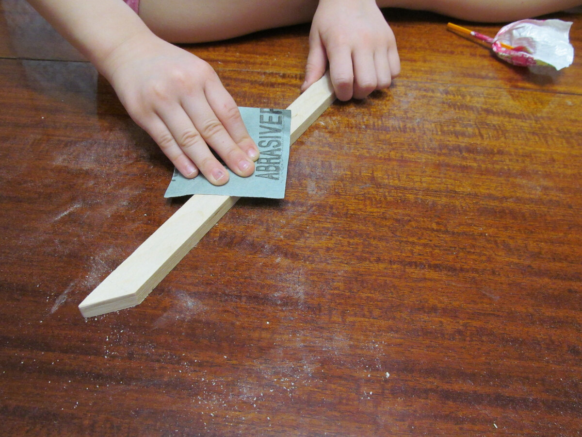 Шлепки по попе ребенка. Дети поднимают руки. Поднимаю руку на ребенка что делать. Приветствие учеников. Дети поднимают руки вверх.