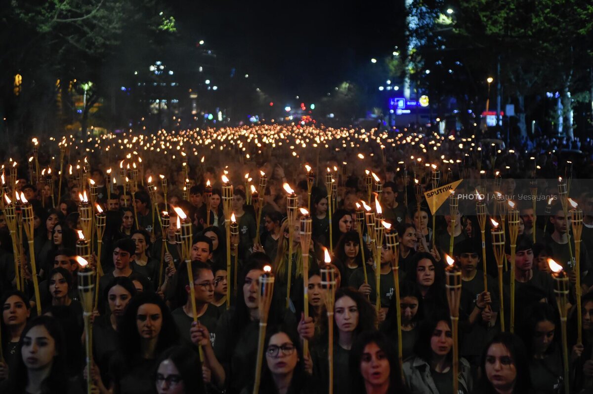 Участники факельного шествия на проспекте Маштоца (23 апреля 2022). Еревaн © Sputnik/Asatur Yesayants