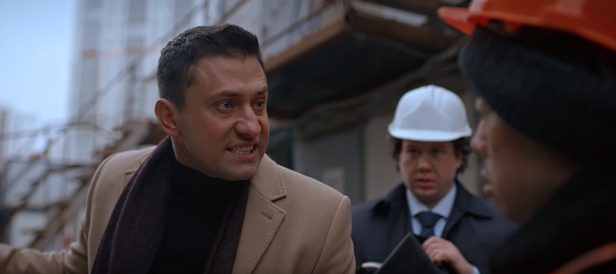 Вася и бригадир мигрантов на стройке, кадр из фильма